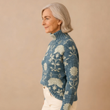 GEORGIA | ZEITLOSER BLUMENSTRICK-PULLOVER MIT STEHKRAGEN